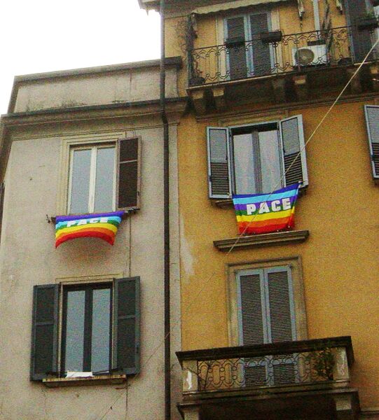 Файл:Bandiere della pace a Milano 2003.jpg